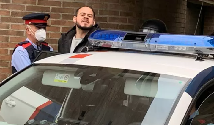 Pablo Hasel, al ser detenido en la Universidad de Lleida.