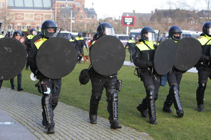 31 Ιανουαρίου 2021. Αστυνομικοί απέναντι σε διαδηλωτές κατά του lockdown για τον κορονοϊό στο Άμστερνταμ της Ολλανδίας. (Photo by: Paulo Amorim/VW Pics/Universal Images Group via Getty Images)