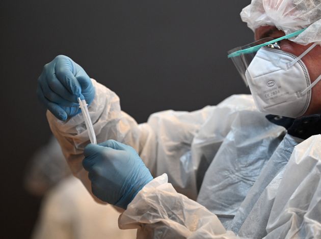 Un prélèvement pour un test PCR au Covid à Roubaix, dans le Nord de la France, le 11 janvoer 2021 (Photo by DENIS CHARLET / AFP)