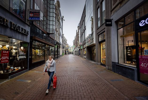 Une passantes dans les rues d'Amsterdam vides le 15 décembre 2020 (Photo by ROBIN VAN LONKHUIJSEN / ANP / AFP) / Netherlands OUT