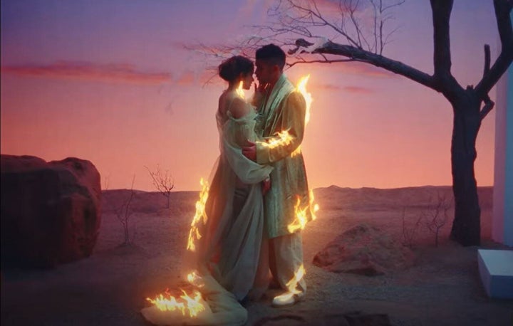 Rosalía y Bad Bunny en el videoclip 'La noche de anoche'.
