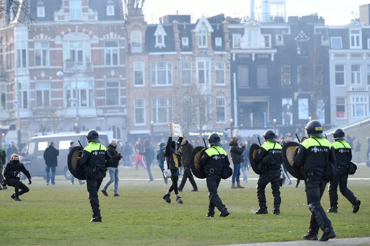 31 Ιανουαρίου 2021. Διαδηλωτές κατά αστυνομικών στο Άμστερνταμ σε διαμαρτυρία κατά του lockdown για τον κορονοϊό. REUTERS/Stringer