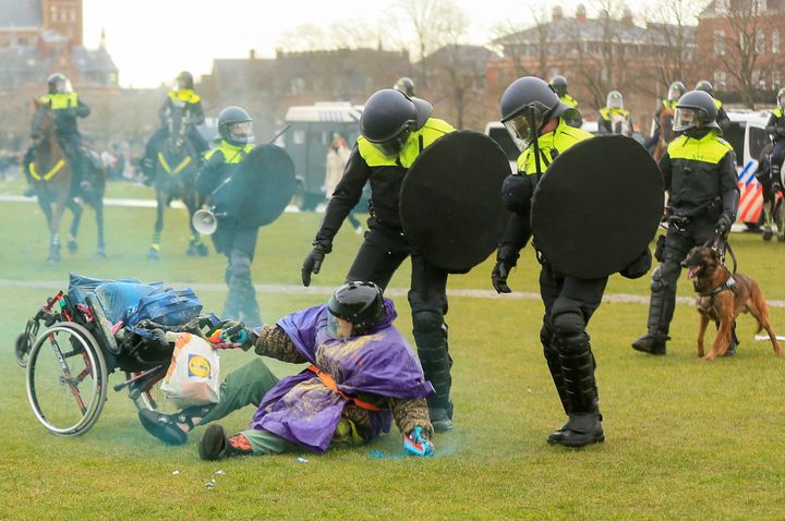 24 Ιανουαρίου 2021. Διαδηλωτές κατά αστυνομικών στο Άμστερνταμ σε διαμαρτυρία κατά του lockdown για τον κορονοϊό. REUTERS/Eva Plevier