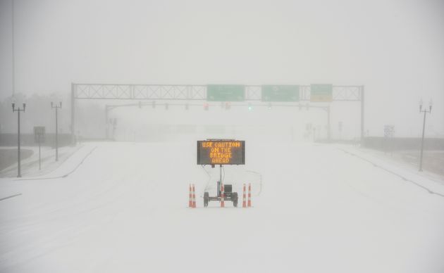 폭설과 한파, 비까지 더해 길이 얼었다는 사인이 켜져있는 고속도로의 모습. (MS Highway 463 in Madison, north of Jackson, Mississippi,...