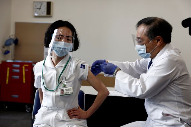 Tokyo. Le Japon a lancé mercredi sa campagne de vaccination contre le coronavirus, administrant le vaccin développé par Pfizer et BioNTech au personnel médical d'un hôpital de Tokyo, alors que le gouvernement japonais entend accueillir comme prévu à l'été les Jeux olympiques dans la capitale. (Photo prise le 17 février 2021, Behrouz Mehri/ REUTERS)