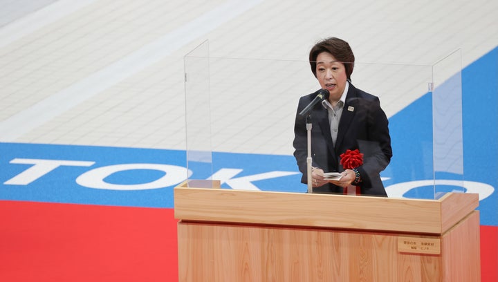 東京五輪・パラリンピックの水泳会場「東京アクアティクスセンター」の完成披露式典であいさつする、橋本聖子五輪担当相＝2020年10月24日、東京都江東区