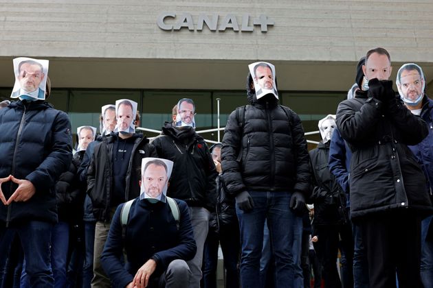 Des employés de Canal + manifestant avec des masques représentant Stéphane Guy, le 5 janvier 2021. 