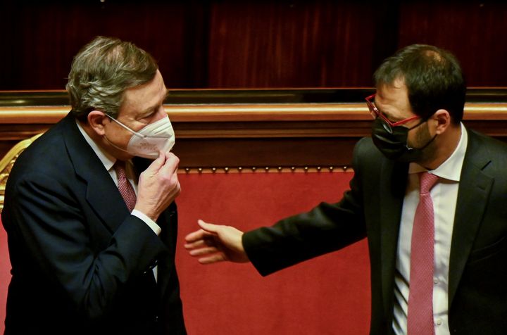 Ο νέος πρωθυπουργός της Ιταλίας Μάριο Ντράγκι στην Γερουσία, όπου ζήτησε ψήφο εμπιστοσύνης στην κυβέρνησή του στις 17 Φεβρουαρίου 2021, ενώ συνομιλεί με τον υπουργό Γεωργίας Στέφανο Πατουανέλι.