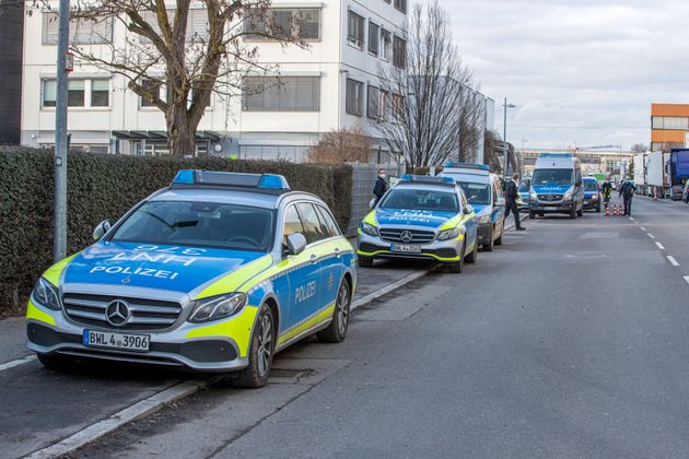 Des voitures de police se sont rendues sur place après l'explosion au siège du groupe de distribution Lidl