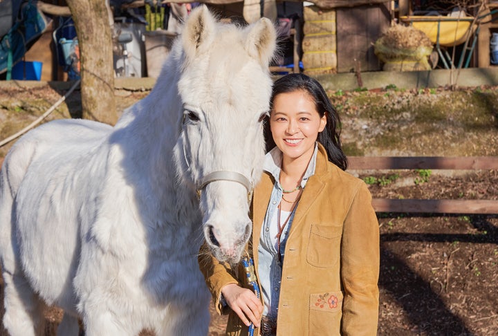 黒谷友香（くろたに・ともか）さん/17歳でモデルデビューし、19歳で俳優活動を開始。CM・ドラマ・映画・舞台・雑誌等幅広いジャンルで活動。趣味は乗馬、ガーデニング、DIY。写真は19歳の頃から一緒に過ごす愛馬のラルフ、通称「ラルちゃん」と、乗馬クラブにて。