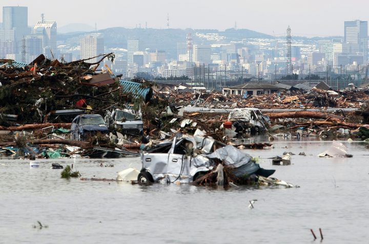 津波で破壊された宮城・仙台市若林区の荒浜地区（手前）と仙台市中心部の街並み（奥）