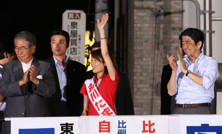 東京選挙区から立候補者した丸川珠代氏と、応援に駆け付けた安倍晋三首相（2007年7月撮影）