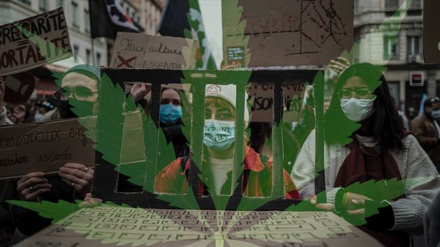 Des étudiants manifestent contre les conditions de vie précaires et l'enfermement qu'ils subissent en raison des restrictions sanitaires dues à la crise du covid-19, le 26 janvier 2021 à Lyon. (Photo JEFF PACHOUD / AFP)