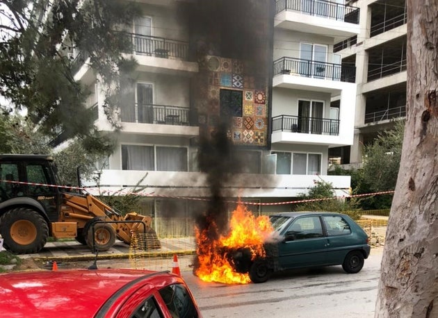 Αστυνομικός σώζει από τις φλόγες μια ηλικιωμένη και ένα παιδί στην Γλυφάδα