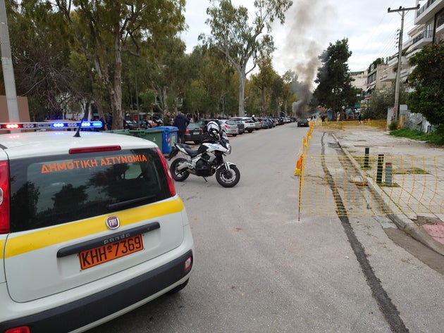 Αστυνομικός σώζει από τις φλόγες μια ηλικιωμένη και ένα παιδί στην Γλυφάδα