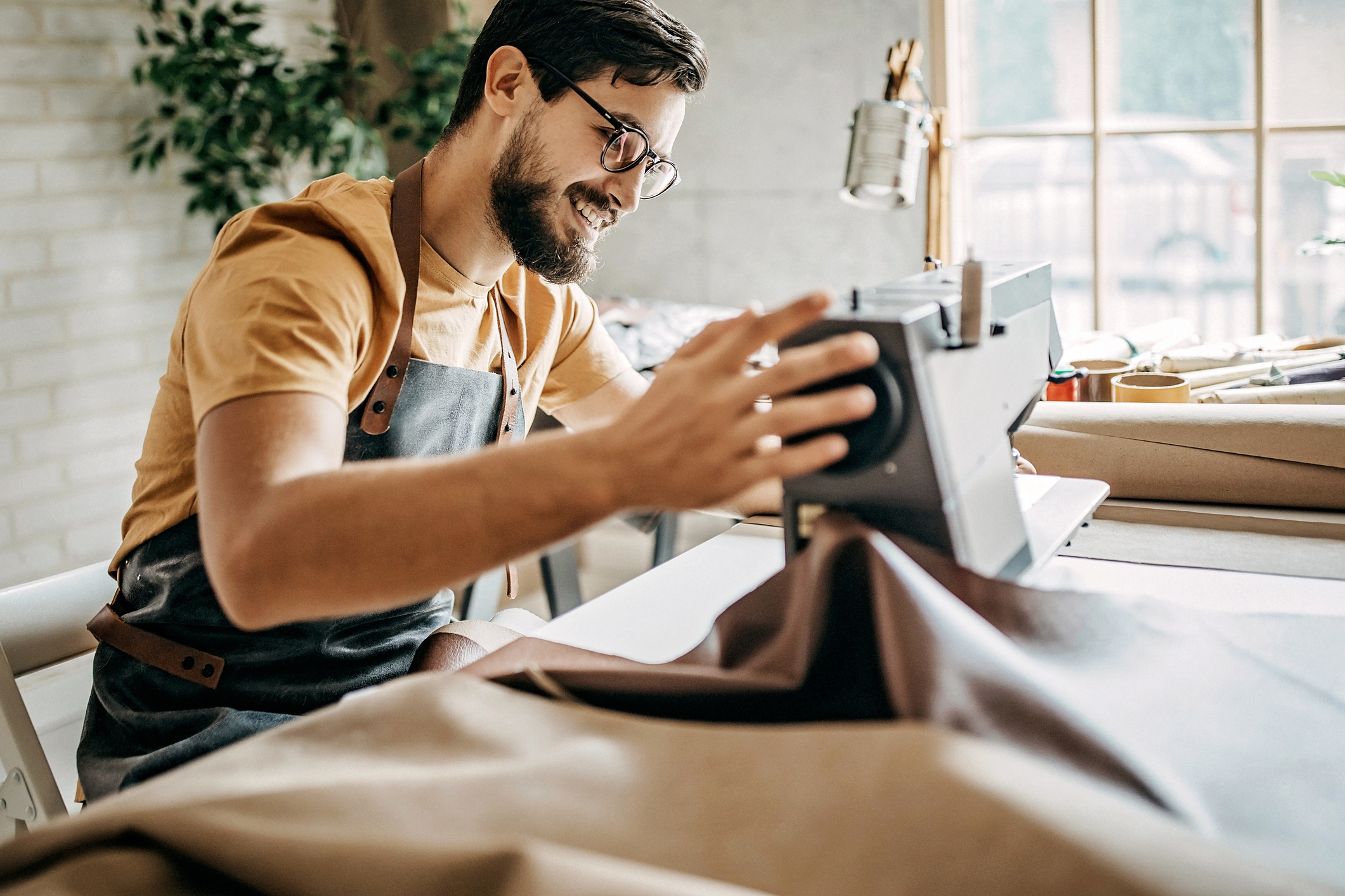 Les hommes aussi se passionnent pour la couture depuis le premier confinement