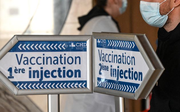 À Dunkerque, le 17 février 2021, des flèches guident les patients qui viennent se faire administrer le vaccin anti-Covid-19