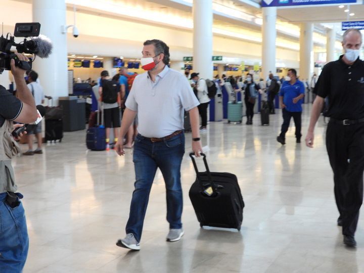 メキシコへの休暇旅行が批判された後、2月18日にカンクン国際空港でチェックインするテッド・クルーズ上院議員