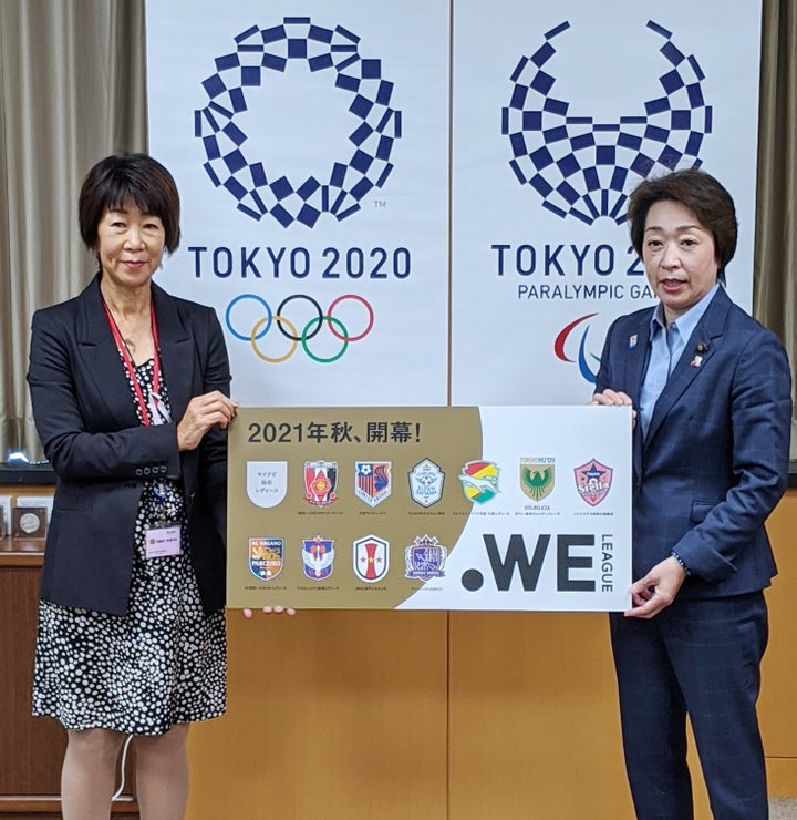 橋本聖子五輪担当相（当時、右）を訪れたサッカー女子プロリーグ「ＷＥリーグ」の岡島喜久子チェア＝2020年10月16日、東京都千代田区