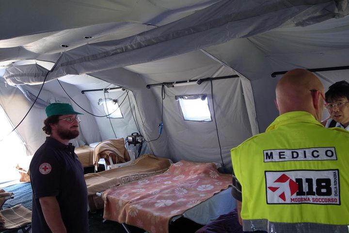 イタリアのテント型避難所の内部。人が立てる高さになっている