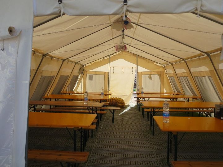 イタリアの避難所の食堂。食事をする場所と寝る場所は分かれている