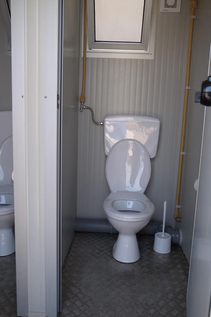 イタリアの避難所にあるコンテナ式の水洗トイレ