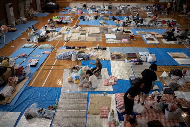 西日本豪雨で被災した岡山県真備町の避難所=2018年7月11日