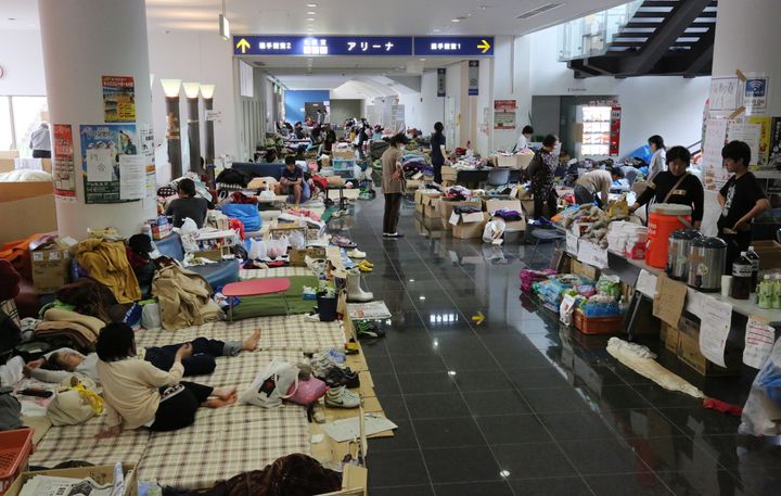 避難所となった体育館の廊下で過ごす熊本地震の被災者＝2016年4月26日、熊本県益城町