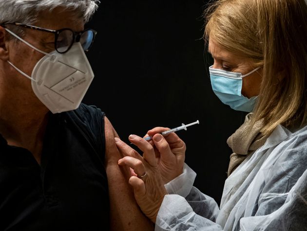 Une homme se fait vacciner contre le Covid à Cannes le 13 janvier 2021 (photo d'illustration)