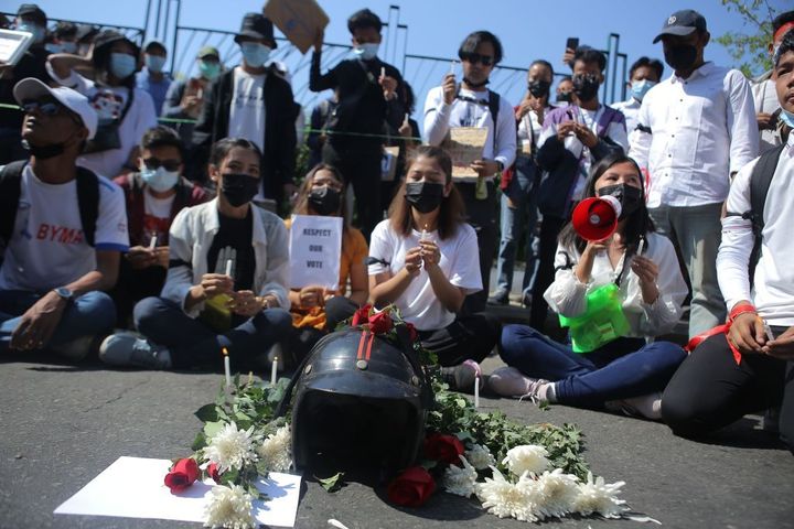 Διαδηλωτές προσφέρουν λουλούδια για την αδικοχαμένη κοπέλα.