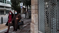 Ανησυχία λόγω της αυξημένης πίεσης στο ΕΣΥ και σενάρια για διπλή μάσκα