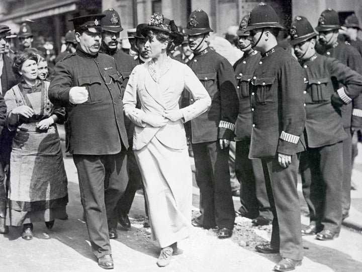 Una sufragista arrestada por la policía británica en 1912.