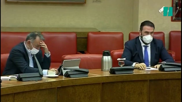 Los diputados se llevan las manos a la cabeza con la diputada del