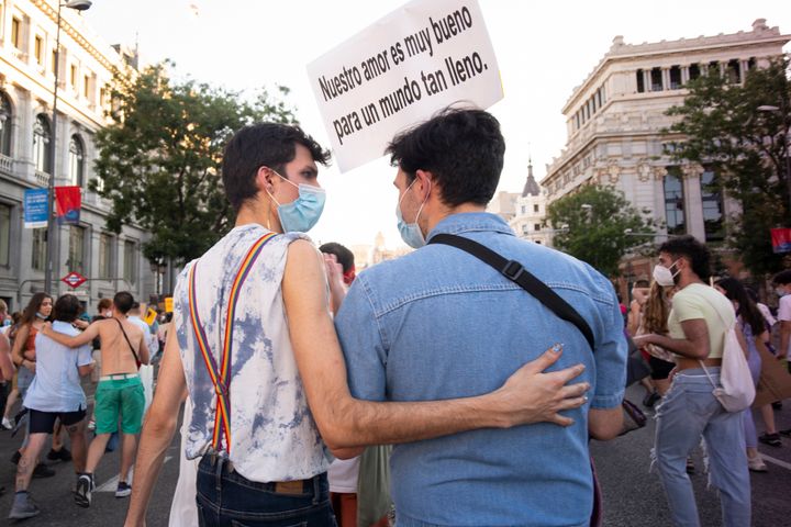 Una pareja durante la manifestación del Orgullo en Madrid.