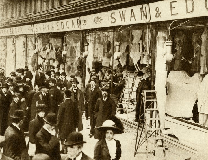 Trabajadores arreglando los destrozos en los escaparates de Regent Street en 1912.