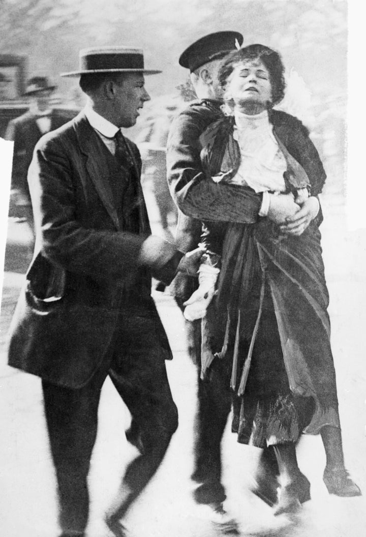 Emmeline Pankhurst detenida por la Policía en 1914.
