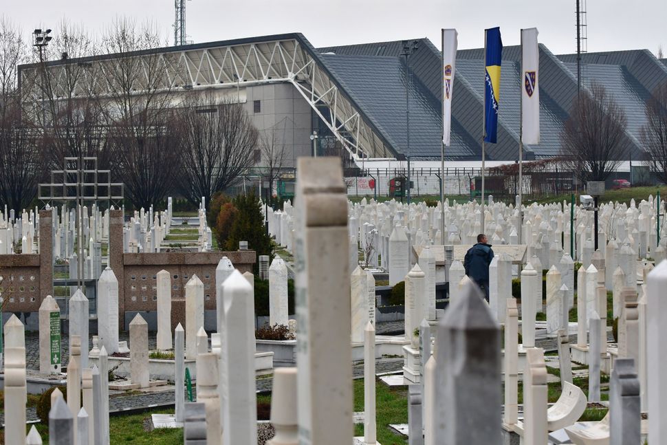 Σαράγεβο - Νεκροταφείο από την εποχή του πολέμου. Το κοιμητήριο βρίσκεται δίπλα από το Ολυμπιακό Στάδιο γνωστό και ως Ζέτρα.