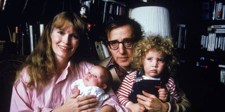 Retrato familiar de Mia Farrow, Woody Allen y sus hijos Satchel (después Ronan) y Dylan en 1988.