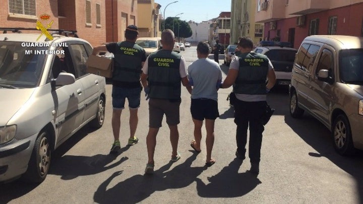 La Guardia Civil detiene a uno de los implicados en la explotación sexual de menores.