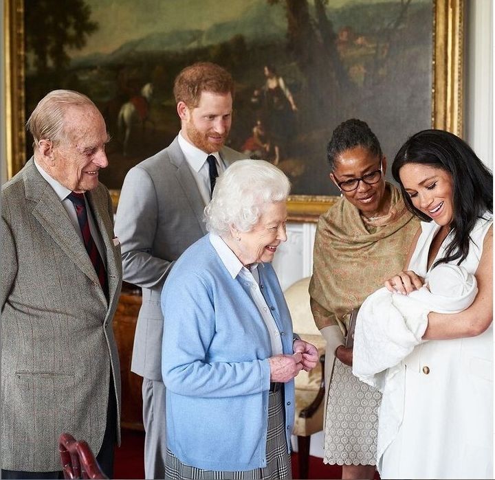 Ο Χάρι κι η Μέγκαν σε παλιότερες ευτυχισμένες οικογενειακές στιγμές με την βασίλισσα