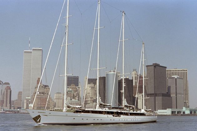 Le Phocéa mouillant en mai 1988 au large de Manhattan