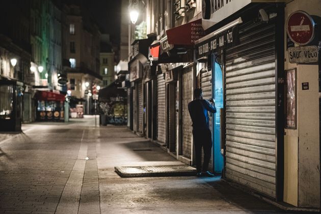 Le desserrement des mesures de restriction et du couvre-feu s'éloigne (photo d'illustration prise le 17 octobre 2020 à Paris)