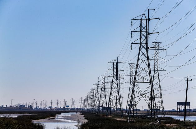 Des lignes électriques à Texas City, au Texas, le 19 février 2021.