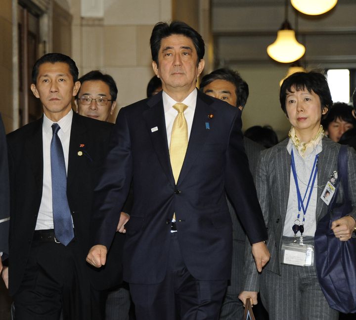 衆院予算委員会に臨む安倍晋三首相（当時）。写真右が山田真貴子首相秘書官（当時）＝2015年撮影