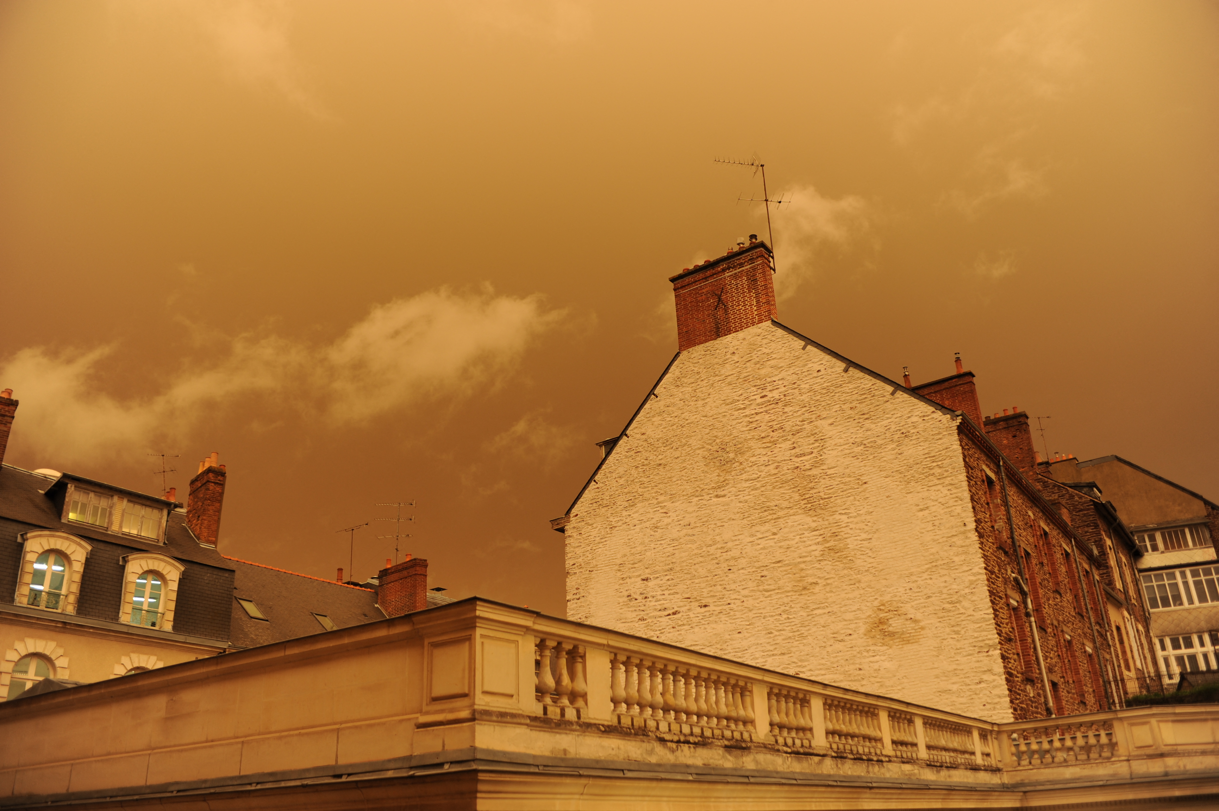 Du sable du Sahara colore à nouveau le ciel en France