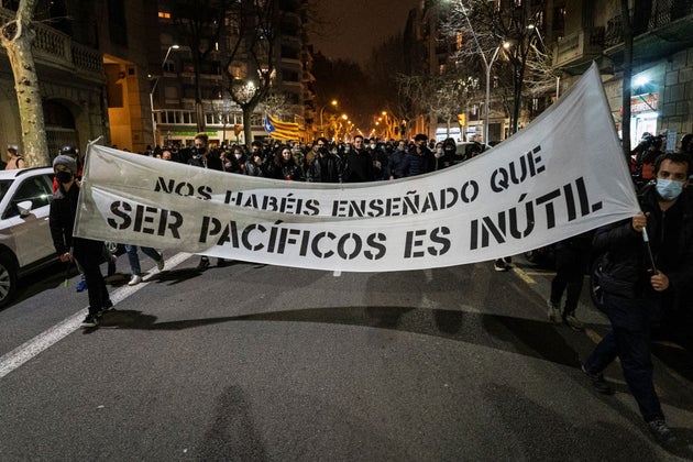 Manifestación en Barcelona durante el sexto día de protestas contra el encarcelamiento de Pablo