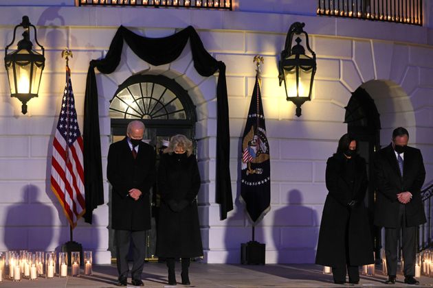 Biden homenajea a los 500.000 muertos por covid: "Hay luz en la oscuridad"  | El HuffPost