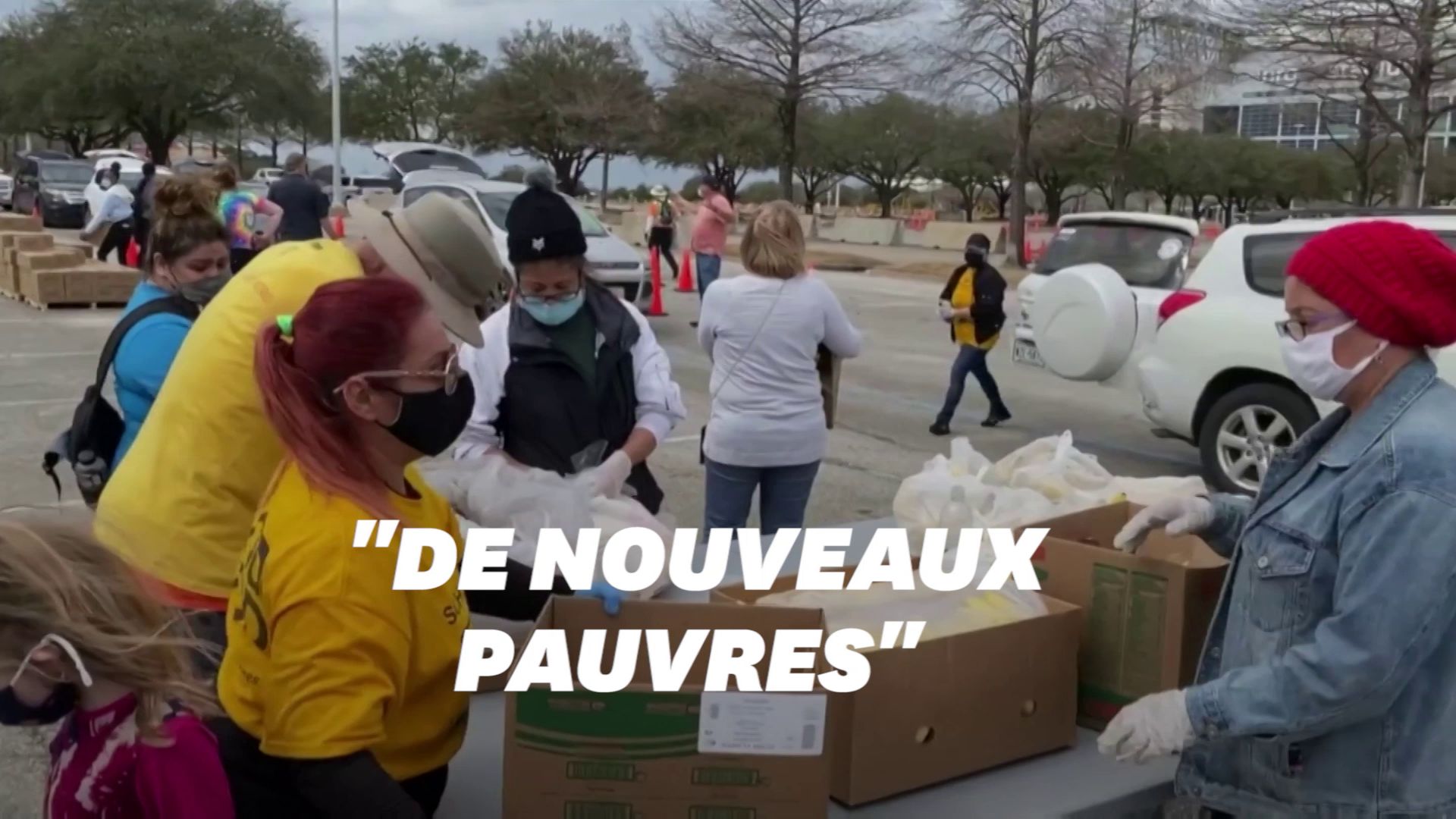 Au Texas, les habitants se ruent sur les distributions de nourriture