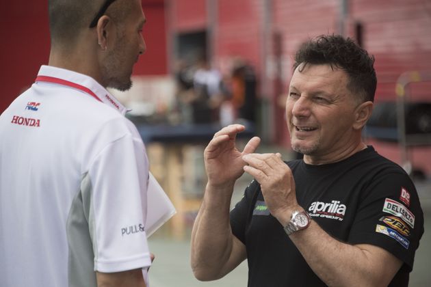 Fausto Gresini (à droite) pendant le Grand prix Moto d'Argentine, le 6 avril 2017 à Rio Hondo