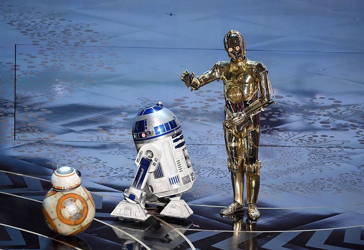 （左から）「スター・ウォーズ」の BB-8、R2-D2、C-3PO